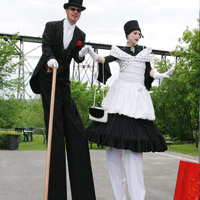Échasses et clown